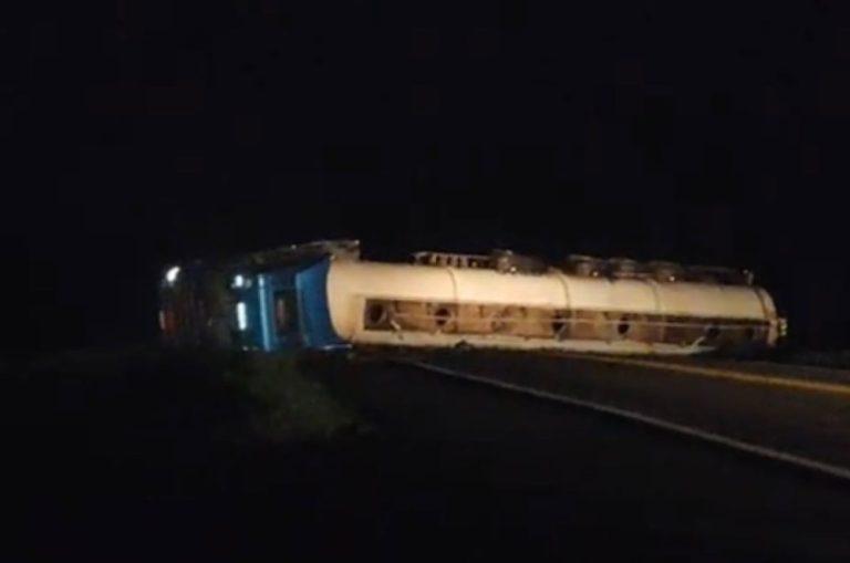 Carreta carregada de combustível tombada na BR-101 provoca vazamento de gasolina