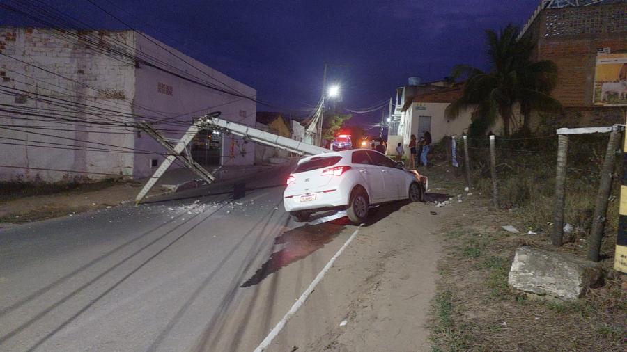 Carro colide com poste de energia elétrica em Jequié