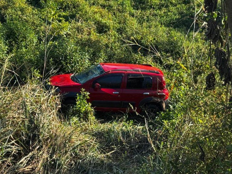 Carro com moradores de Jequié capota em ribanceira após desvio de cachorro na BR-330