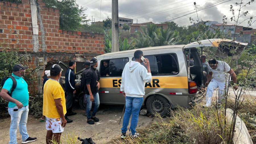 Tragédia em Jequié: Motorista de Van escolar morre em acidente