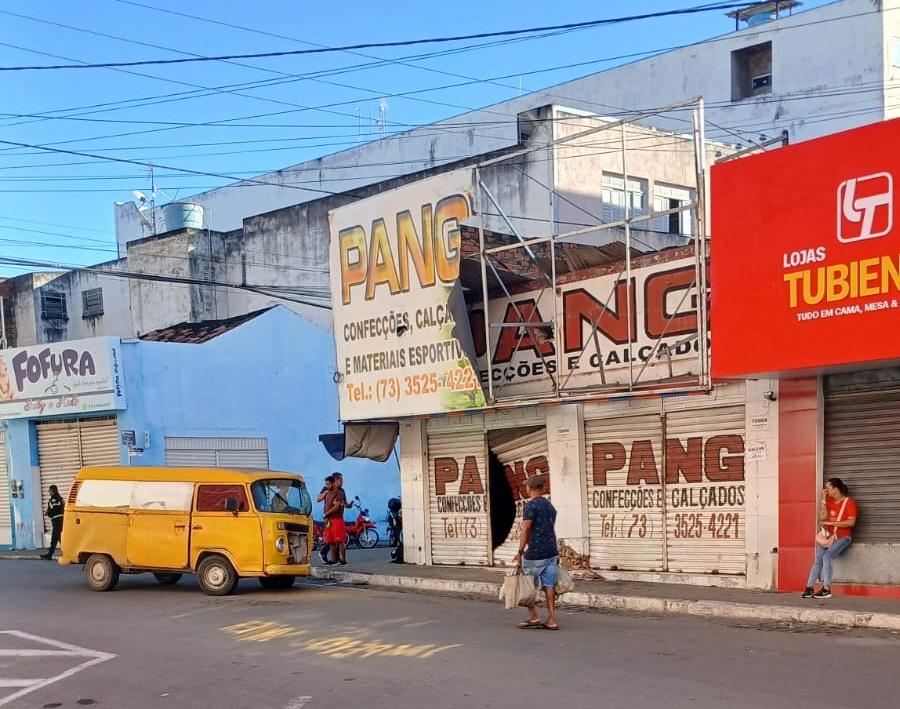 Acidente na Travessa Costa Brito: Veículo atinge loja no centro de Jequié
