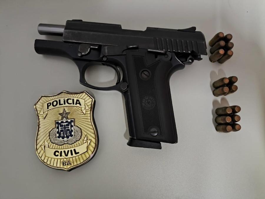 DEIC apreende arma de fogo em ação contra furto de carga em caminhão acidentado