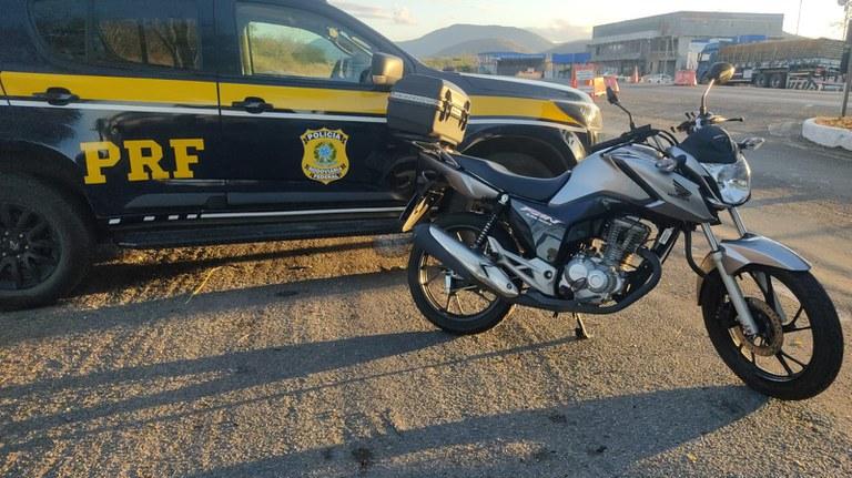 PRF recupera motocicleta furtada sendo transportada em ônibus interestadual em Jequié (BA)
