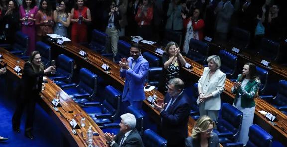 Senado aprova projeto contra adultização de crianças na internet