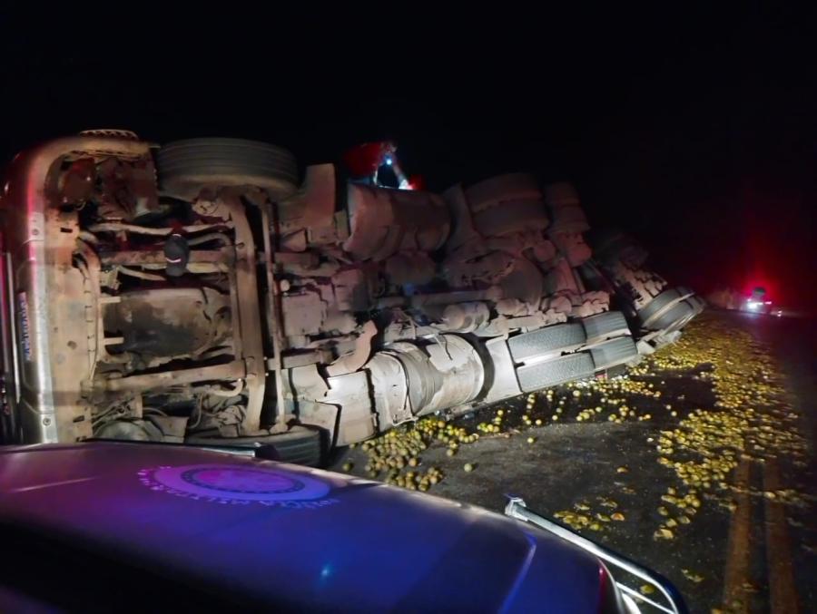 Veículo colide em carreta tombada na BA-026 em Pé de Serra e passageira é socorrida em estado grave
