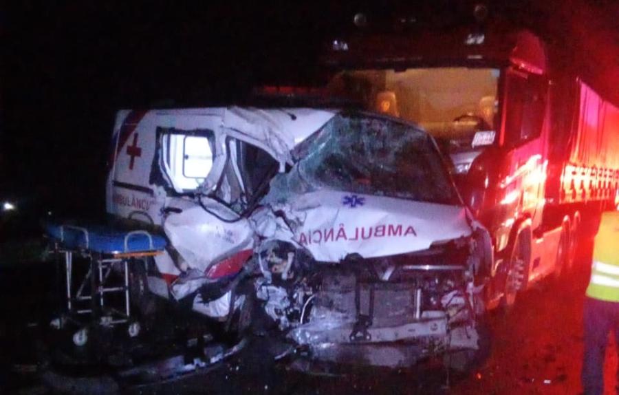 Jequié: acidente com automóvel, ambulância e veículos de carga deixa mulher morta e outros feridos na BR-116