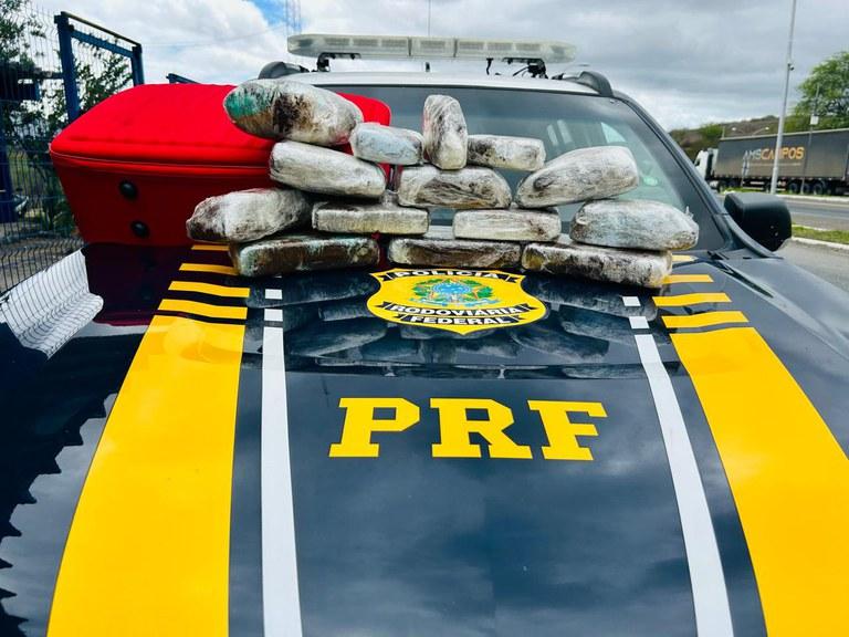 Jequié: PRF localiza 11 kg de maconha em bagageiro de ônibus
