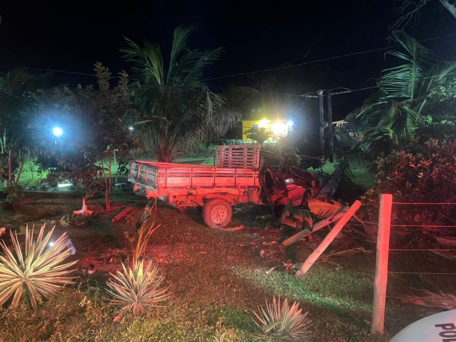 Veículo sai da pista e colide com cerca na estrada de Itagi