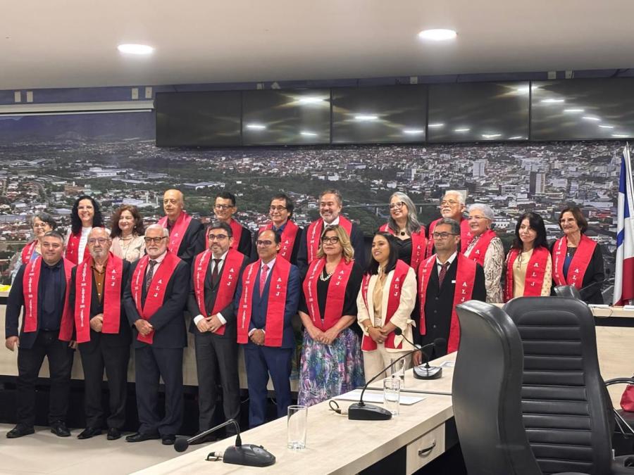 Oito novos membros são empossados na Academia de Letras de Jequié